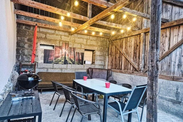 Grillplatz unter dem Scheunendach am Ferienhaus Alpenrehblick