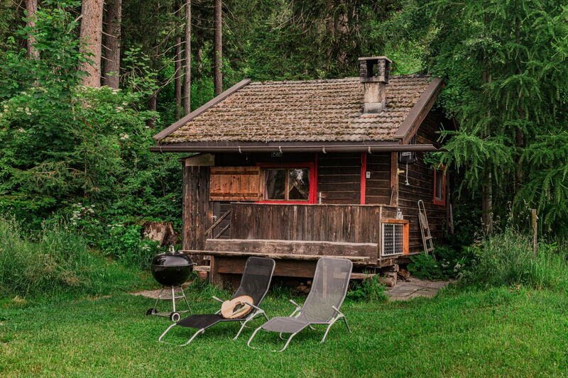 Waldhüttl im Sommer, urige Holzhütte mitten im Wald am Umlberg