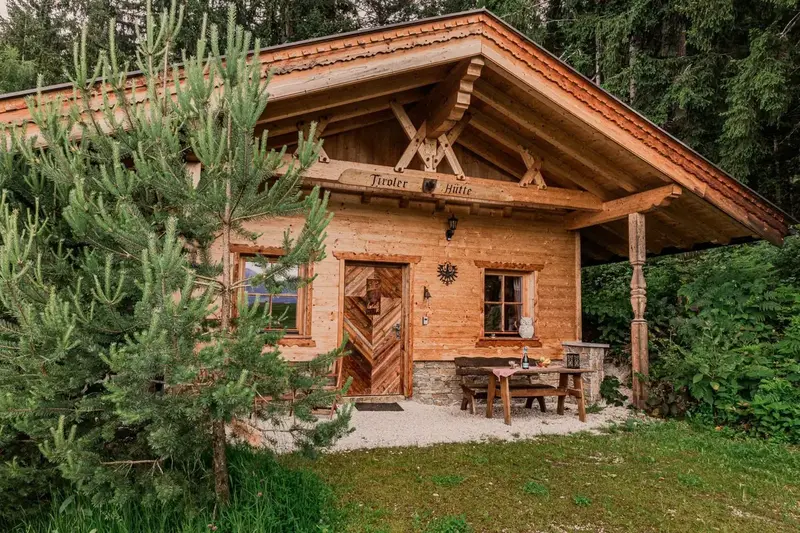 Urlaub für Paare: Bank und Tisch vor der Tiroler Hütte am Karwendel