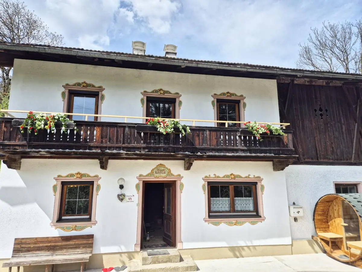 Ferienhaus Alpenrehblick mit Blumenbalkon und Lüftlmalerei am Vomperberg in Tirol