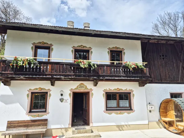 Ferienhaus Alpenrehblick mit Blumenbalkon und Lüftlmalerei am Vomperberg in Tirol