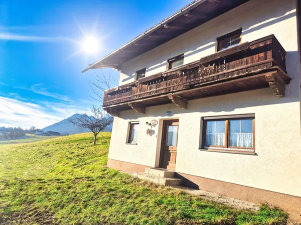 Sonne über dem Ferienhaus Alpenrehblick, Bergwiese bis zum Waldrand in Alleinlage