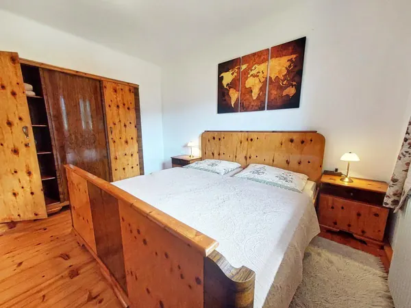 Zirbenbett im Doppelzimmer des Ferienhauses Alpenrehblick