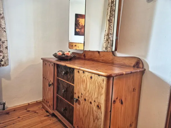 Alte Zirbenholzkommode im Doppelzimmer des Alpenrehblick