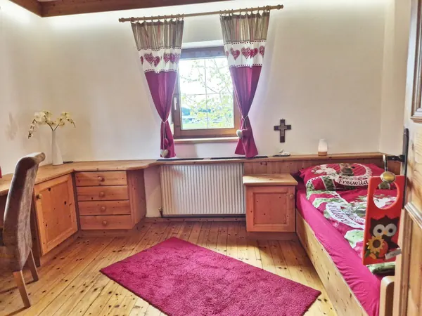 Einzelzimmer mit Schreibplatz im Ferienhaus Alpenrehblick