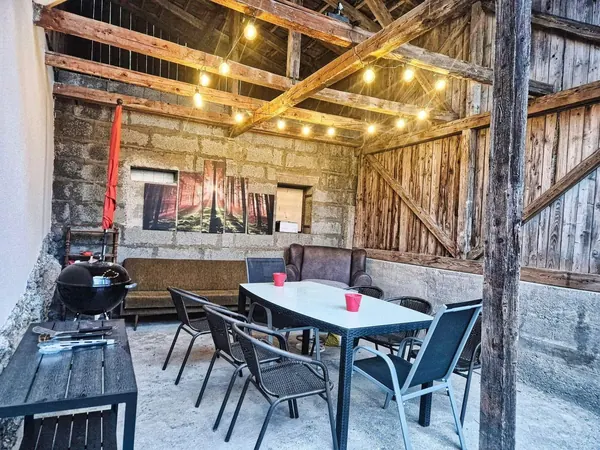 Überdachter Grillplatz in der alten Scheune am Ferienhaus Alpenrehblick