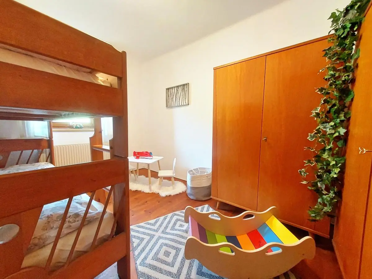 Kinderzimmer mit Stockbett und Spielecke im Ferienhaus Alpenrehblick