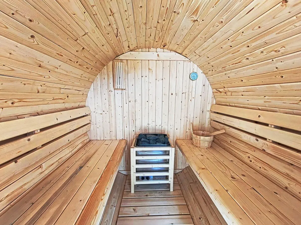 Private Sauna aus hellem Holz im Ferienhaus Alpenrehblick