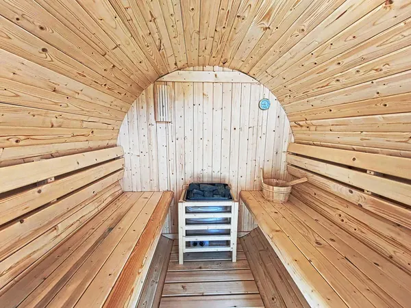 Private Sauna aus hellem Holz im Ferienhaus Alpenrehblick