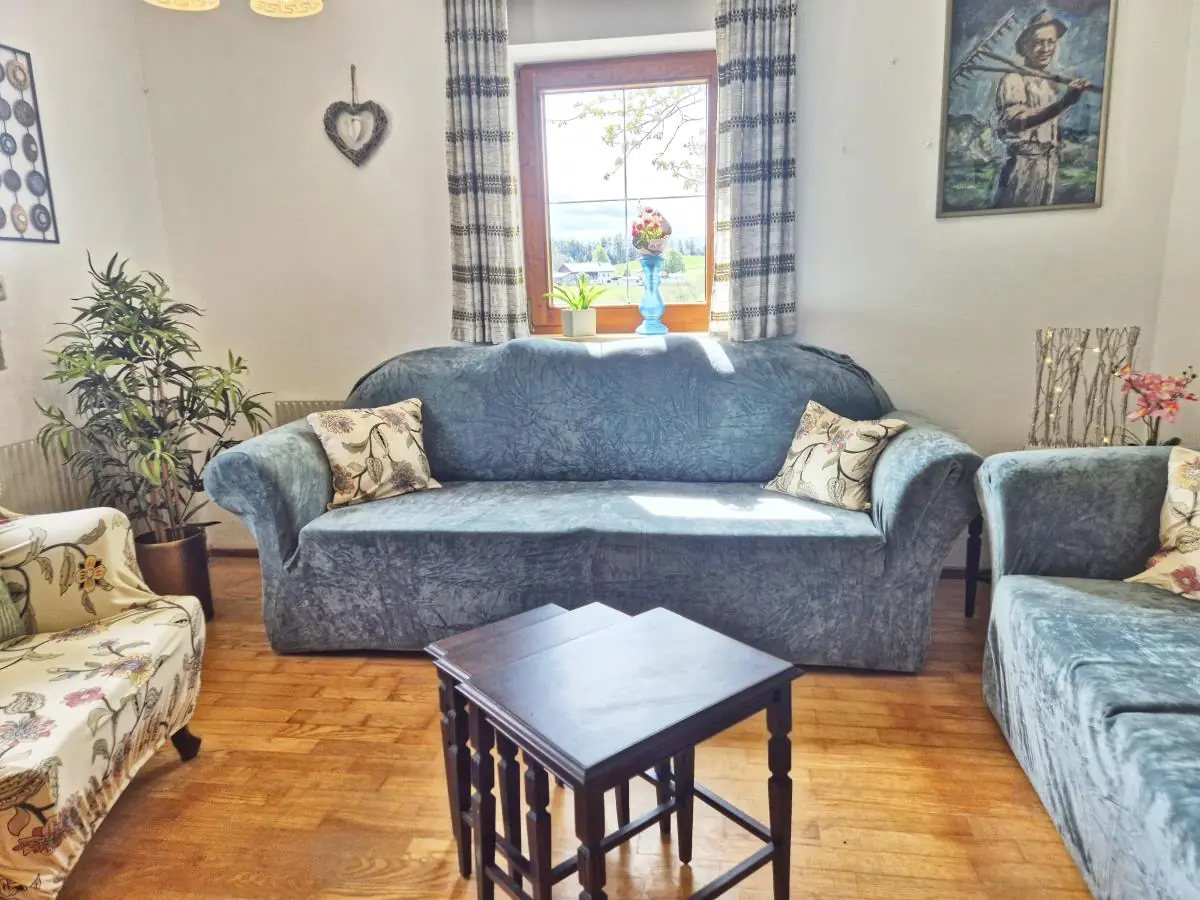 Wohnzimmer mit Blick in den Garten im Ferienhaus Alpenrehblick