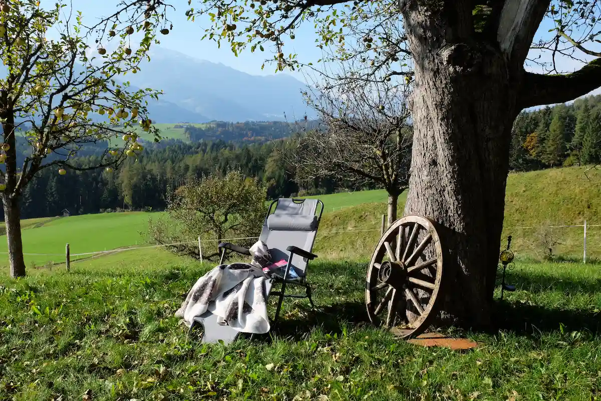 Liegestuhl mit Decke unter dem Apfelbaum am Grafenhäusl, Blick aufs Karwendel