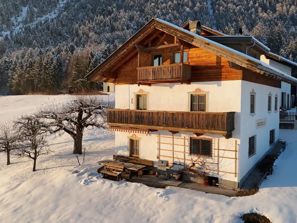 Luftbild vom tief verschneiten Grafenhäusl am Umlberg bei Terfens in Tirol