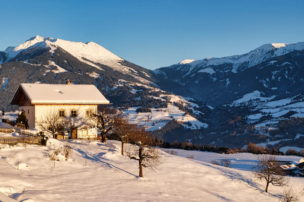 Wintermorgen am Grafenhäusl: Schnee bis zur Haustür, dahinter das Karwendelgebirge