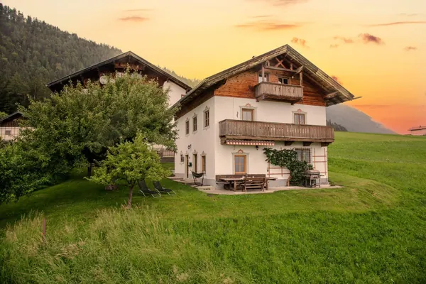 Ferienhaus Grafenhäusl im Abendlicht, Berghütte für zwölf Personen in Terfens in Tirol