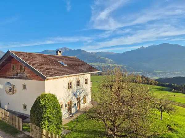 Ferienhaus Grafenhäusl im Frühling, frische Bergwiese am Umlberg mit Blick ins Inntal