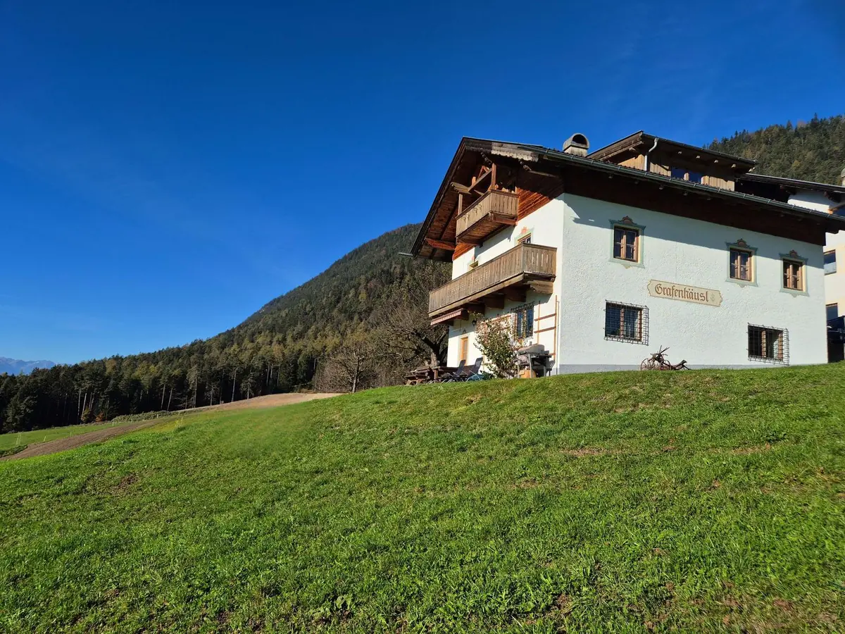 Grafenhäusl mit Wald im Rücken, Ferienhaus am Umlberg in der Silberregion Karwendel