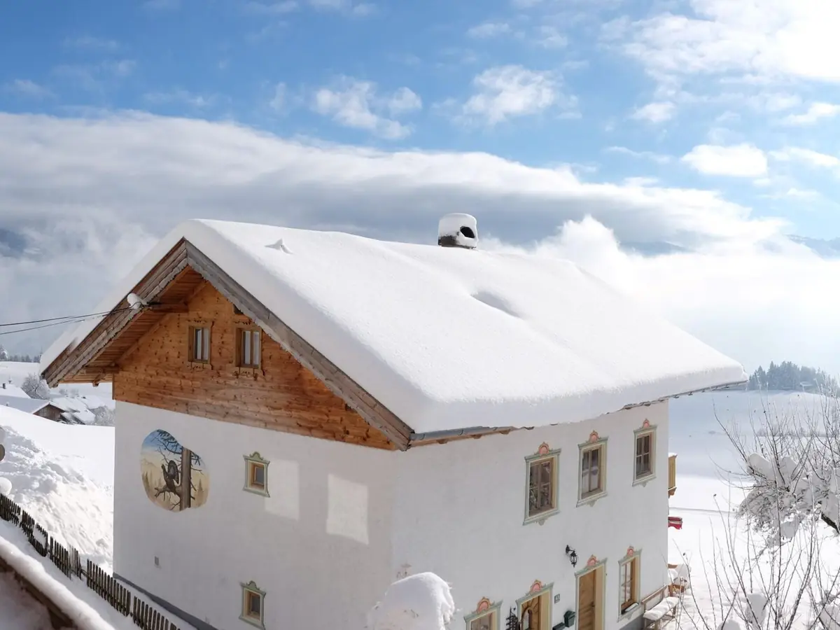 Schneehaube auf dem Dach des Grafenhäusl, Ferienhaus in Tirol im Winter