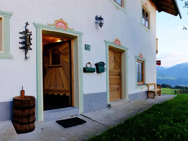 Bemalter Eingang des Grafenhäusl, Ferienhaus mit Lüftlmalerei am Naturpark Karwendel