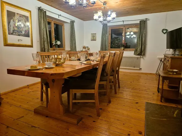 Lange Tafel für zwölf Personen im Esszimmer des Ferienhauses Grafenhäusl