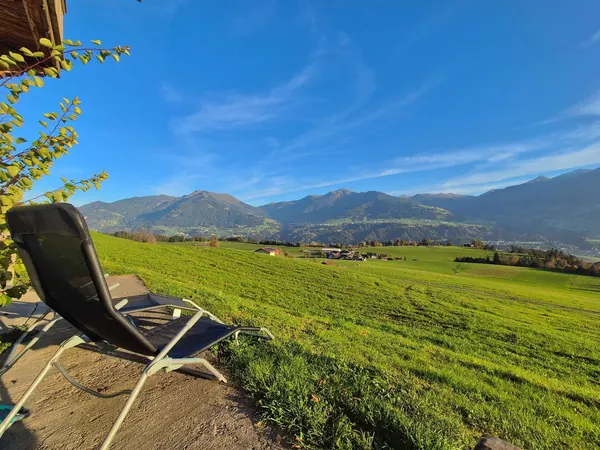Liegestuhl im Garten des Grafenhäusl mit freiem Blick auf die Tiroler Berge