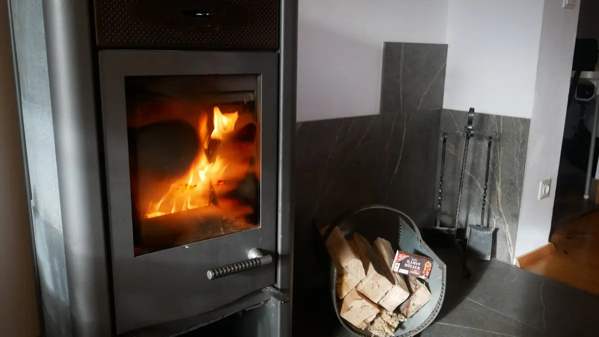 Feuer im Kaminofen des Grafenhäusl, Hüttenurlaub in Tirol im Winter