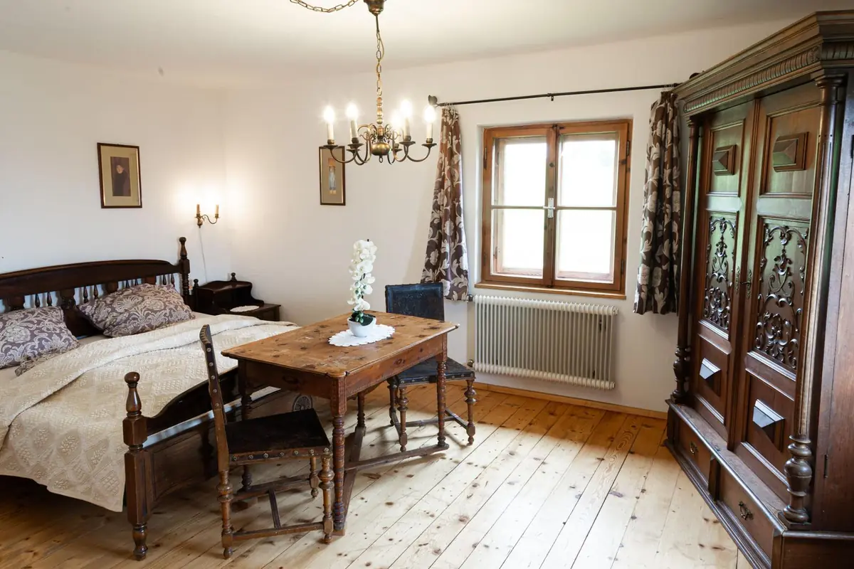 Bauernschlafzimmer mit altem Holzkasten im Ferienhaus Grafenhäusl