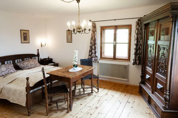 Bauernschlafzimmer mit altem Holzkasten im Ferienhaus Grafenhäusl
