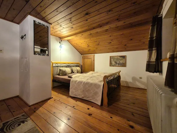 Schlafzimmer unter dem Dach des Grafenhäusl mit Holzdecke
