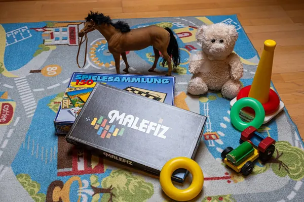 Spielesammlung mit Malefiz, Teddy und Holzpferd im Grafenhäusl für Regentage