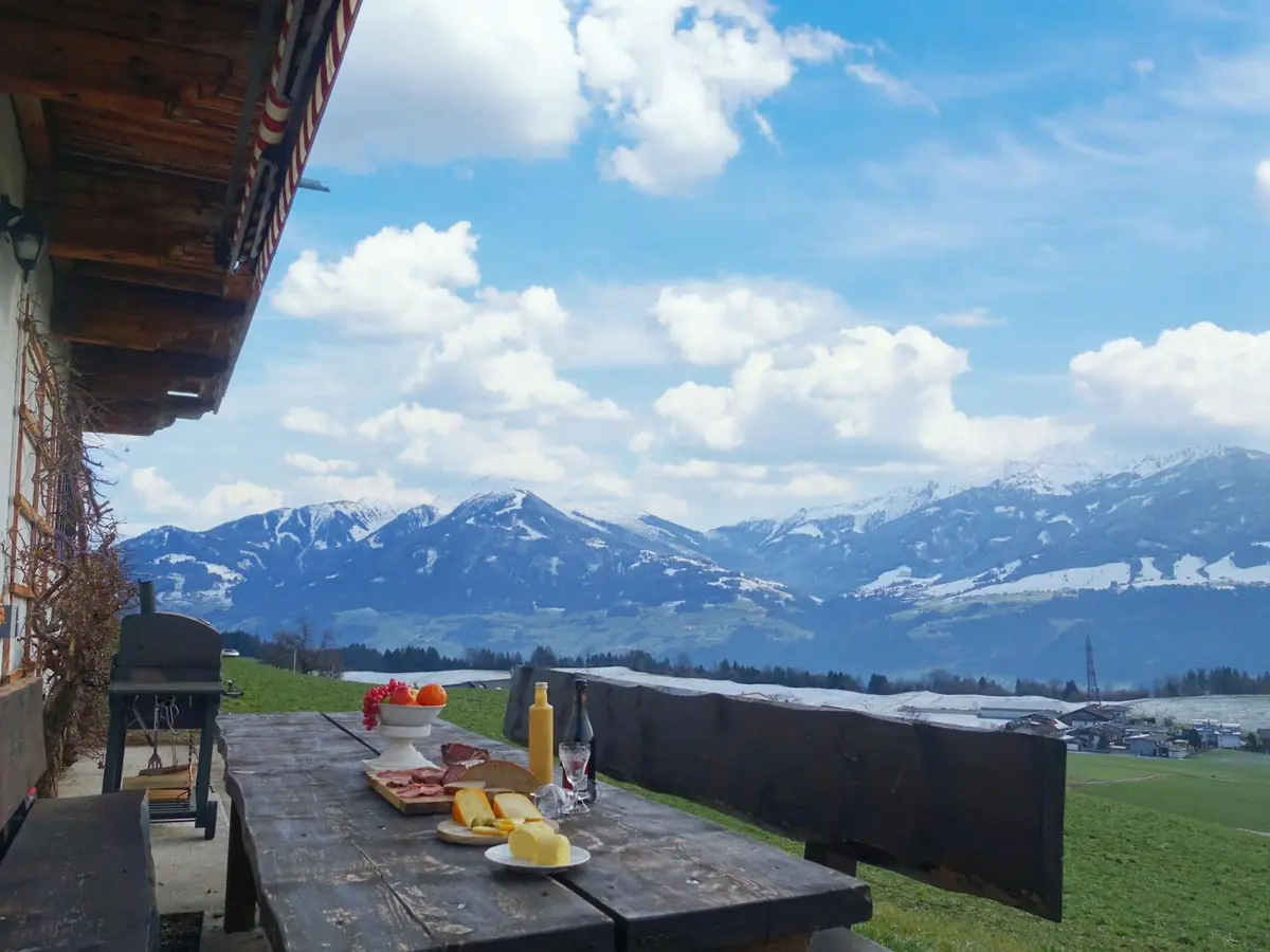 Überdachte Terrasse mit Grill und Jause am Grafenhäusl, Bergblick inklusive