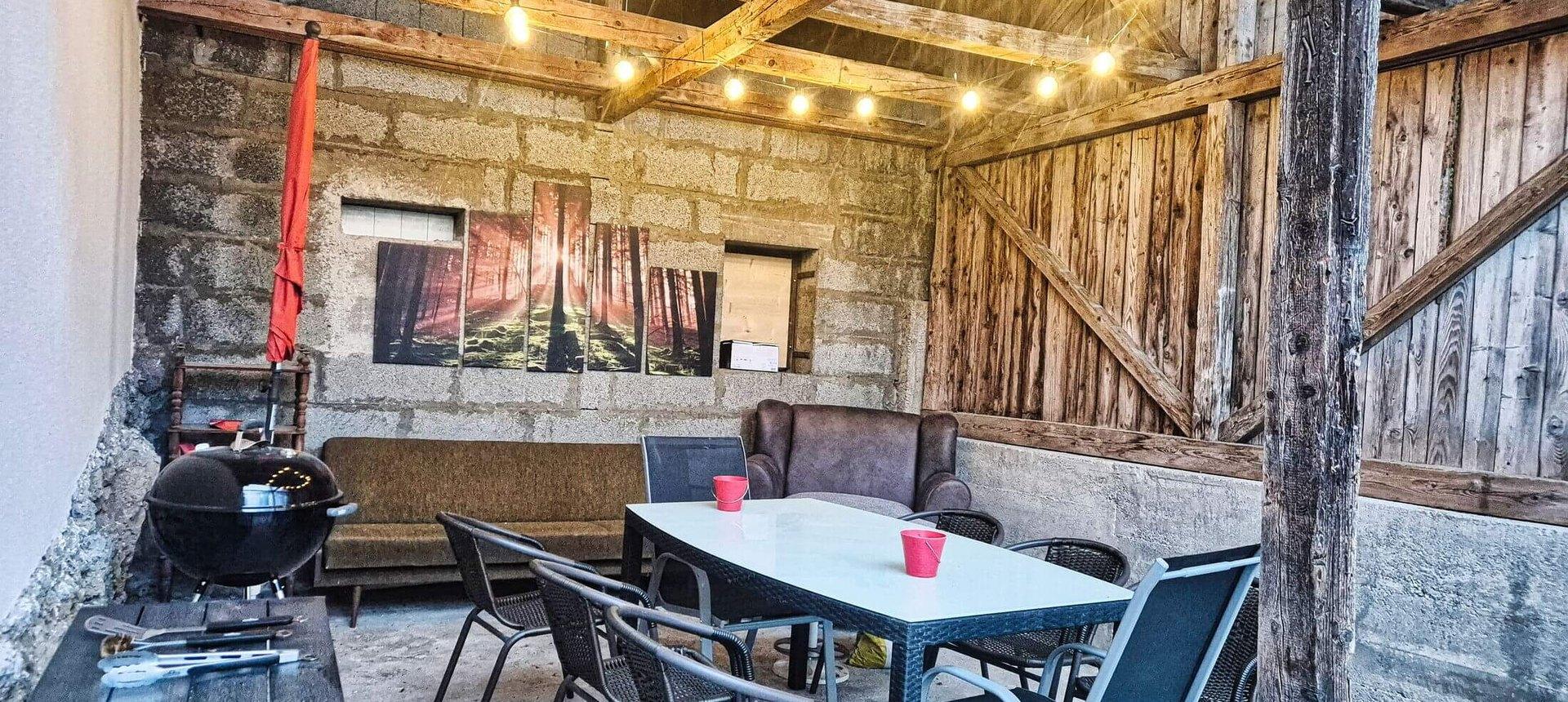 Überdachter Grillplatz am Ferienhaus Alpenrehblick in Alleinlage