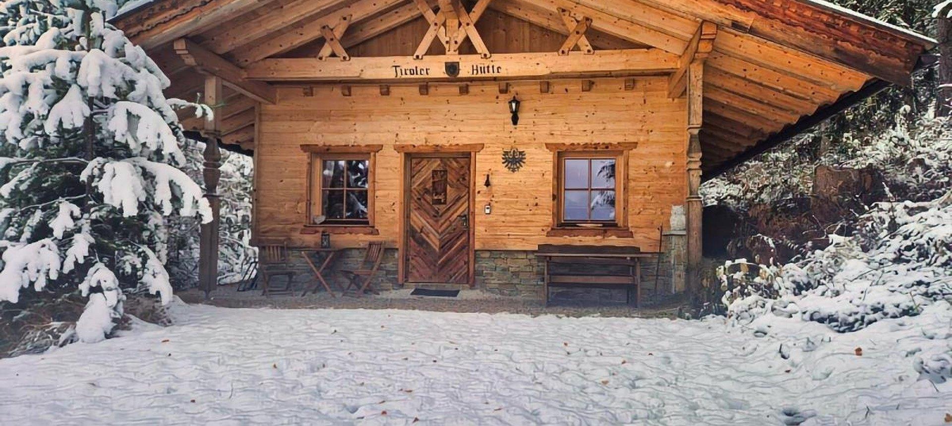 Tiroler Hütte im Schnee, Almhütte für zwei Personen im Winter in Tirol