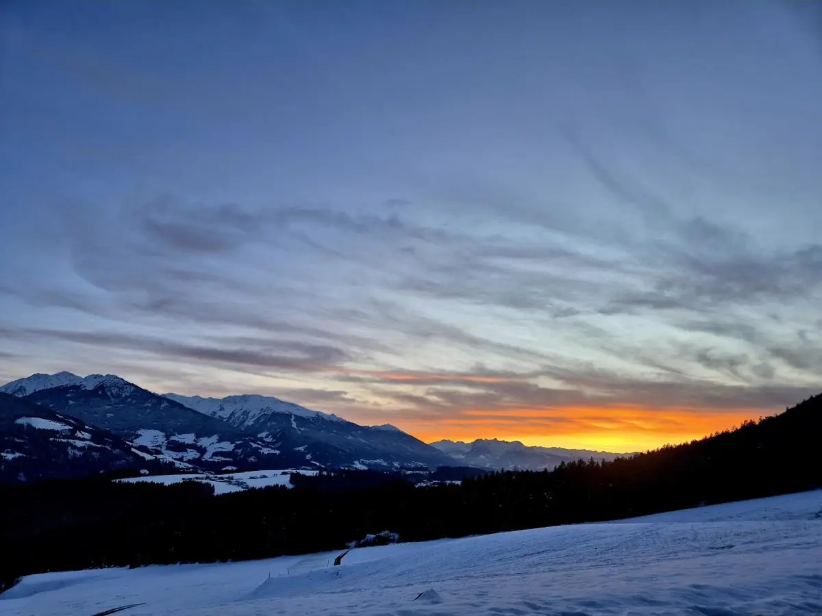 Sonnenuntergang über dem verschneiten Inntal, Blick von der Tiroler Hütte