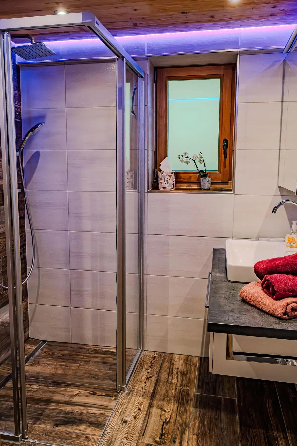 Dusche mit Fenster ins Grüne in der Tiroler Hütte, Berghütte mit Bad