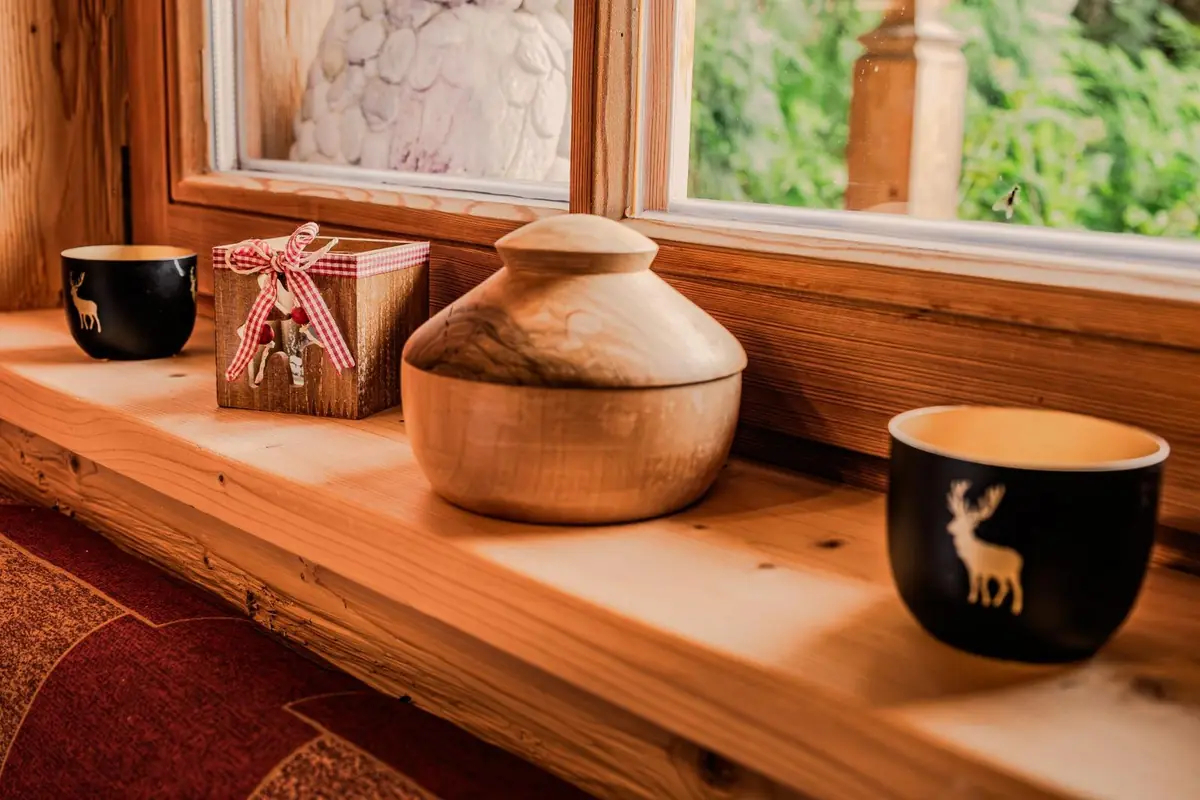Gedeckter Holztisch in der Tiroler Hütte