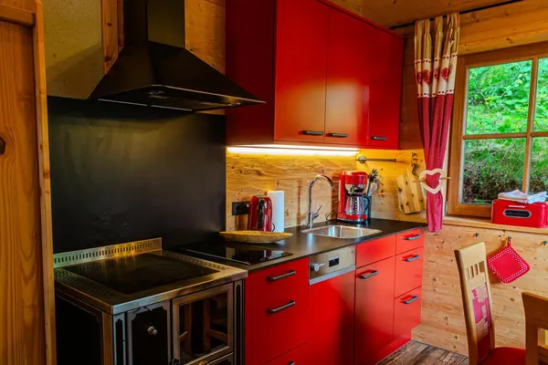 Rote Küche mit Holzofen in der Tiroler Hütte am Naturpark Karwendel
