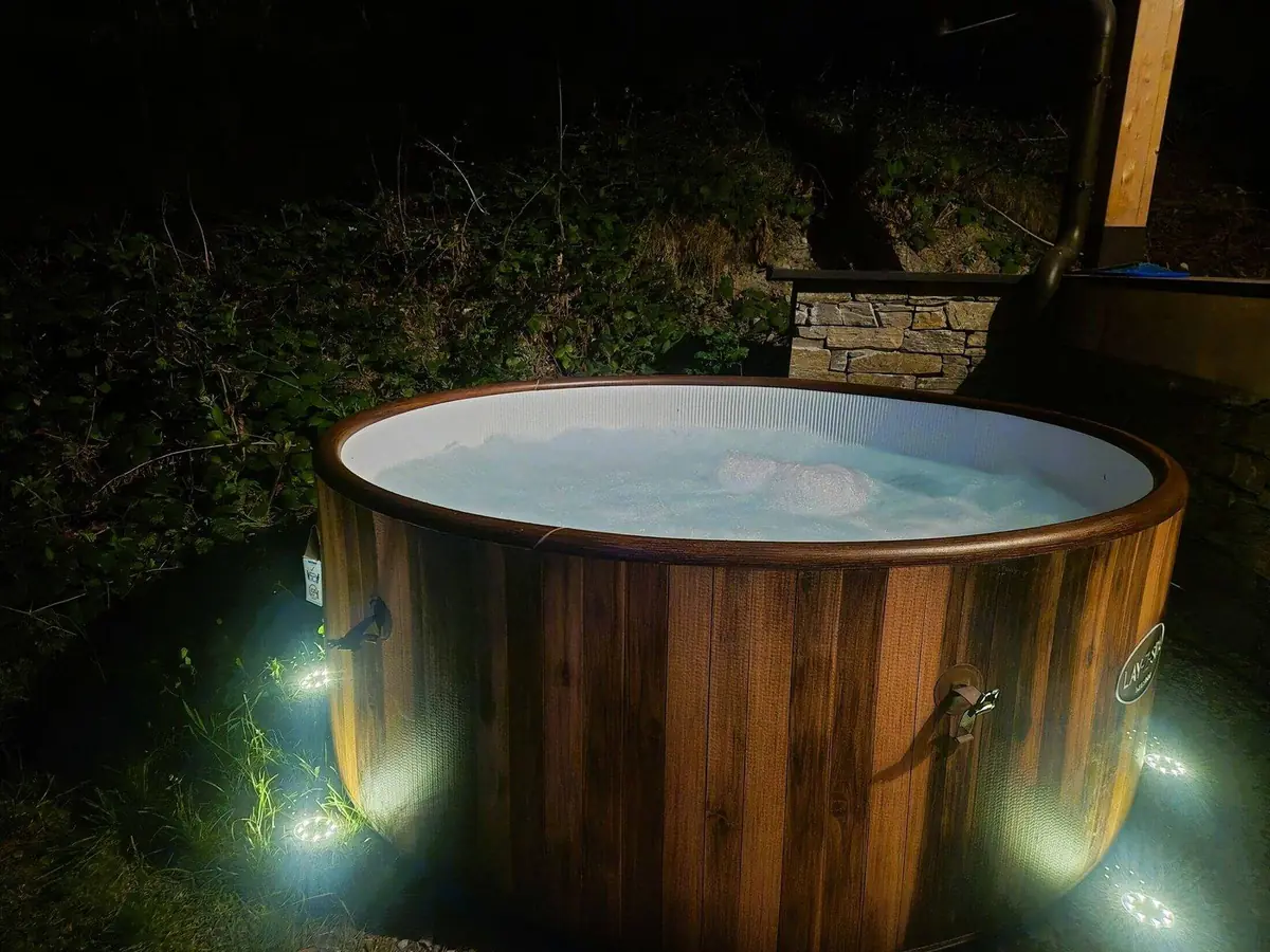 Privater Whirlpool im Freien an der Tiroler Hütte, abends beleuchtet