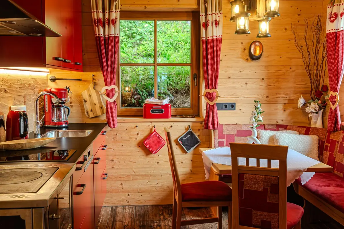 Küche und Stube in einem Raum in der Tiroler Hütte, Almhütte mit Selbstversorgung