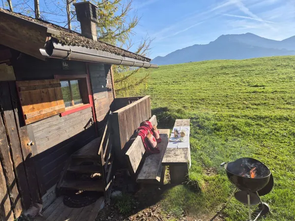 Bank, Grill und Bergblick am Waldhüttl, Selbstversorgerhütte ohne Strom
