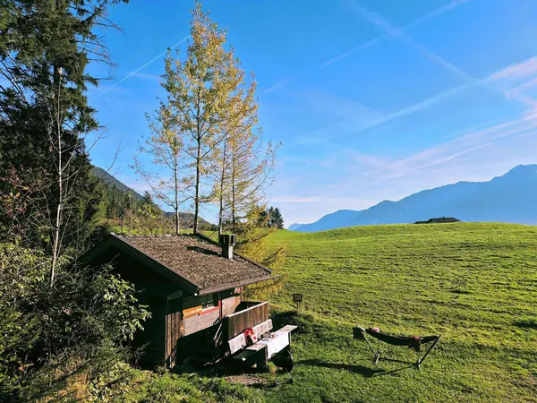 Das Waldhüttl am Hang über dem Inntal, urige Almhütte in Tirol
