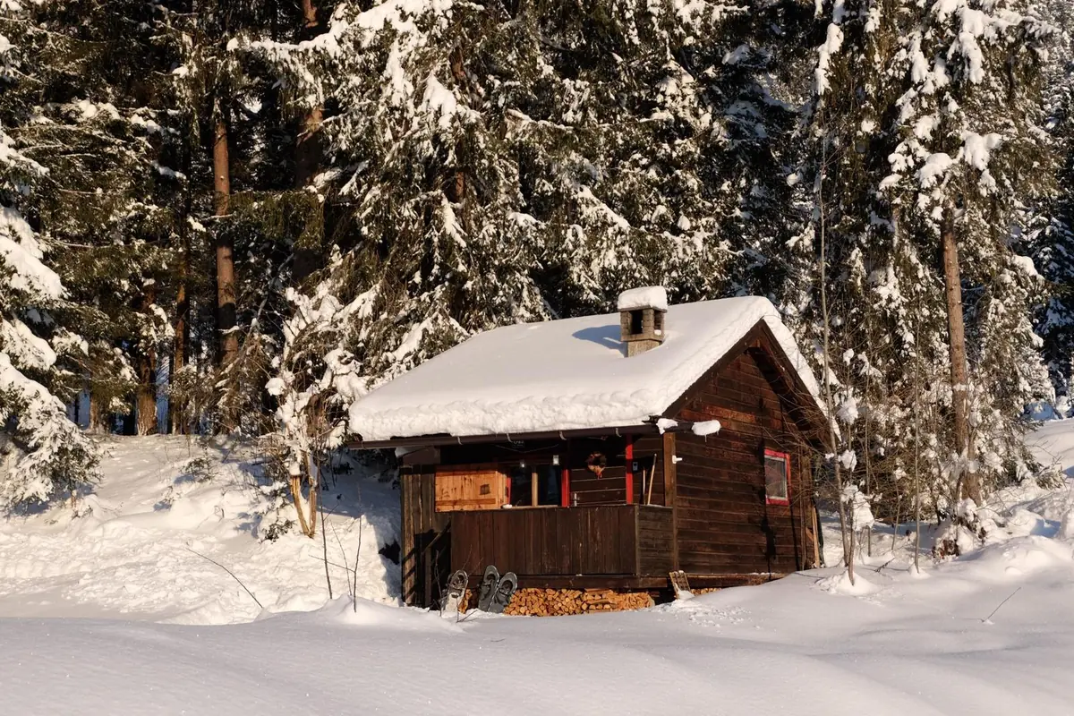 Waldhüttl tief verschneit mitten im Wald, Winterhütte am Karwendel