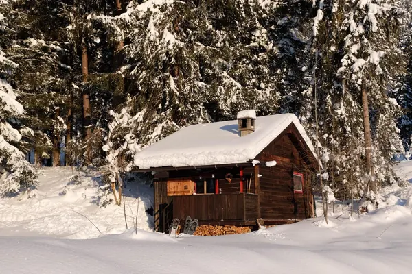 Waldhüttl tief verschneit mitten im Wald, Winterhütte am Karwendel
