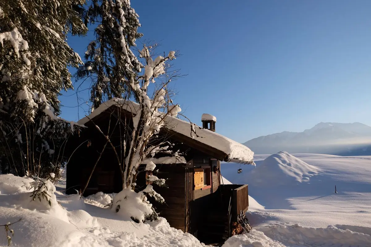 Waldhüttl im Winterlicht über dem Nebelmeer im Inntal