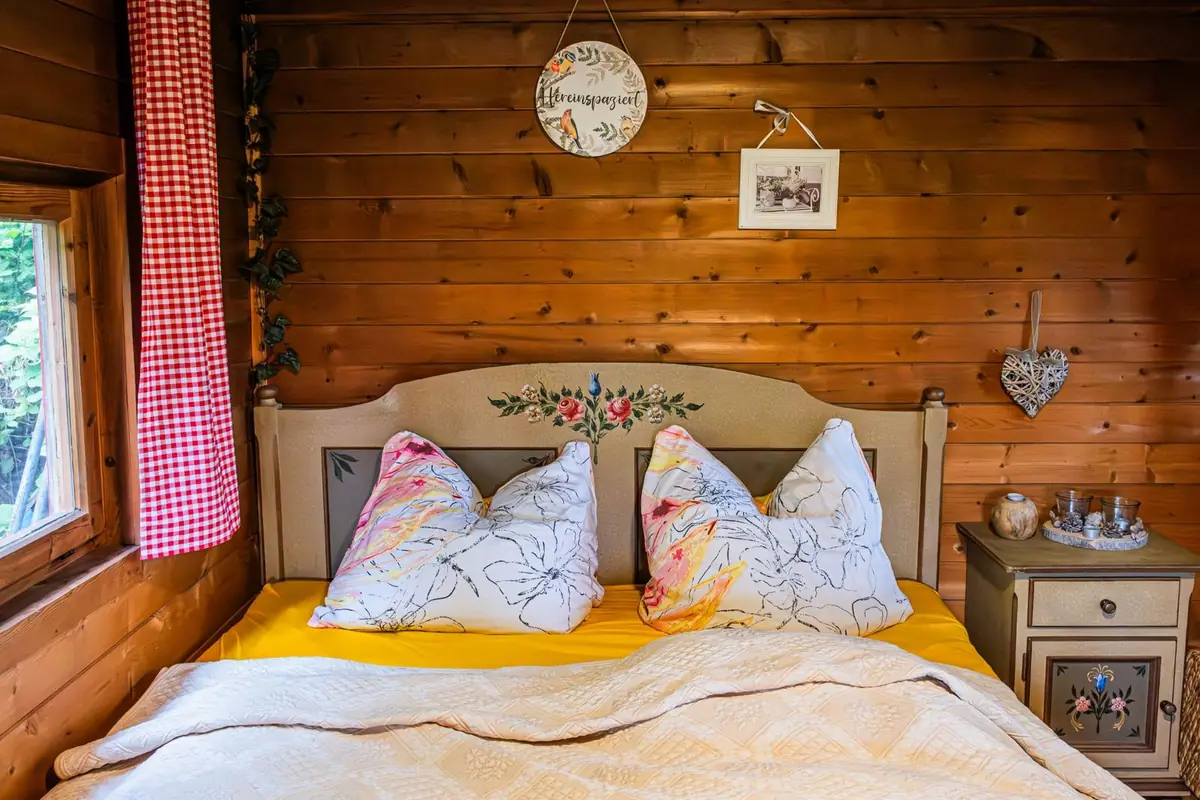 Bemaltes Bauernbett in der Kammer des Waldhüttl, Hütte ohne Strom
