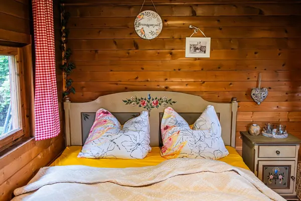 Bemaltes Bauernbett in der Kammer des Waldhüttl, Hütte ohne Strom