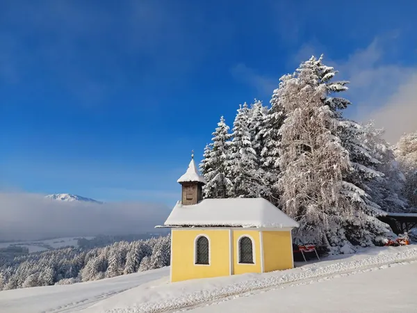 Kapelle am Umlberg im Schnee, verschneite Winterlandschaft am Naturpark Karwendel