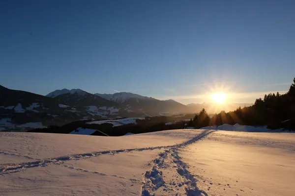 Erste Spur im Neuschnee bei Sonnenaufgang am Umlberg in Tirol