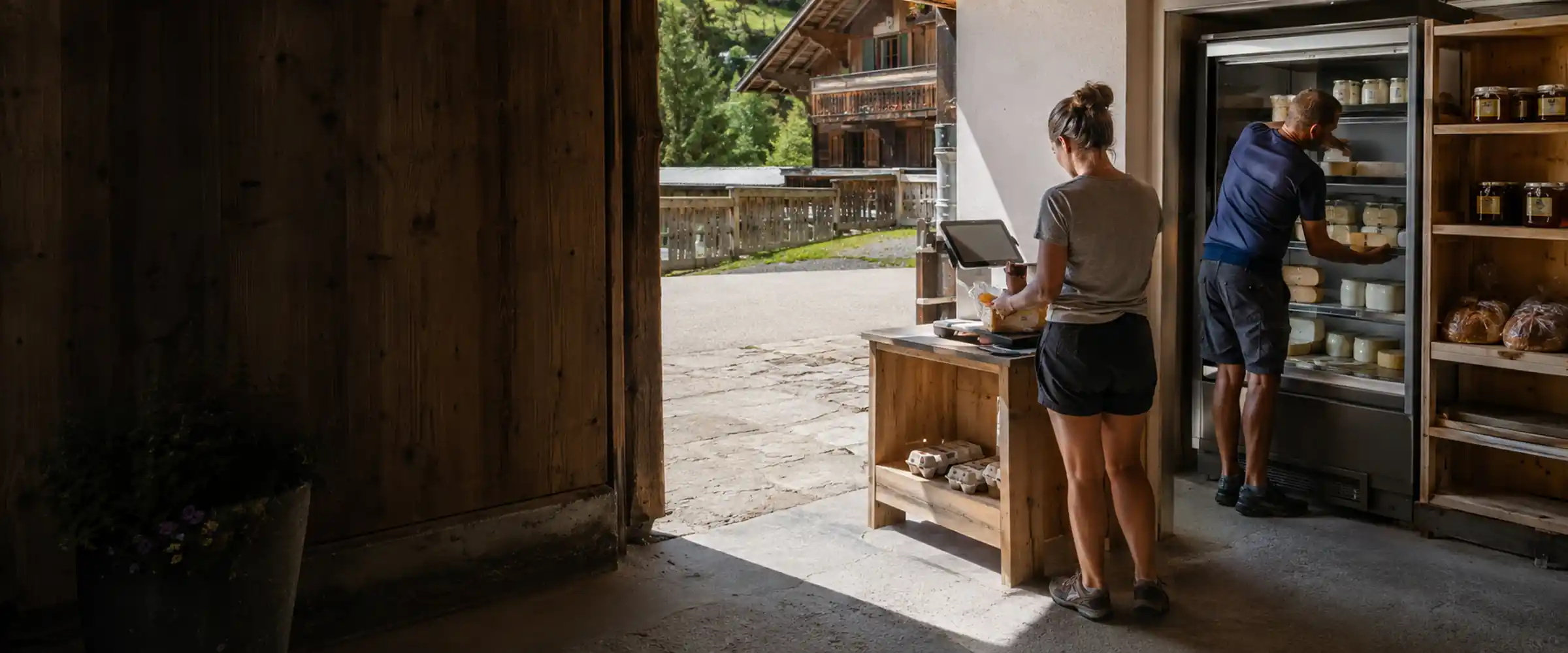 Selbstbedienungs-Hofladen im Stadel mit Kühlschrank, Vorratsregal und Brot